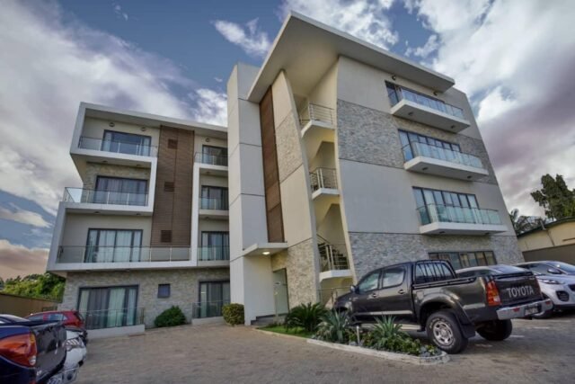 Contemporary 2-Bedroom Apartment in Labone, Accra | Ideal for 4 Guests| Pool, Gym, and More!